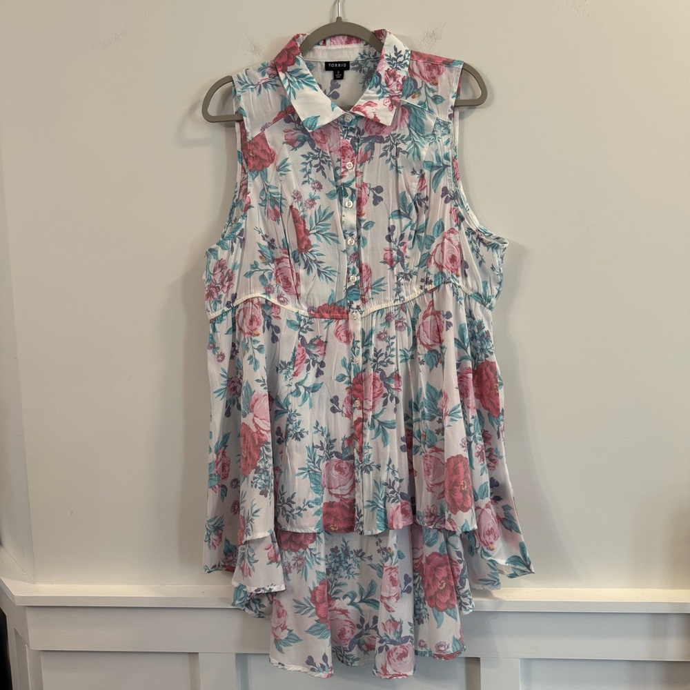 Women’s Torrid blue Floral Sleeveless tunic Blouse size 2X